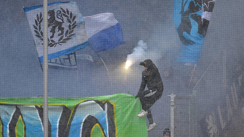 In den Anfangsminuten war vom Löwen-Block vor lauter Rauch fast nichts mehr zu sehen. Immerhin zog der Dunst aus dem Stadion hinaus und nicht in den Innenraum.