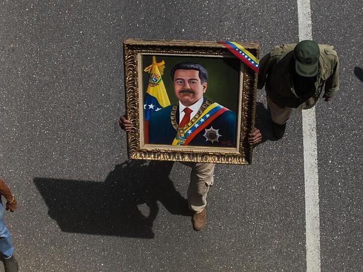 Machkampf in Venezuelas: Staatschef Nicolás Maduro wird von vielen seiner Landsleute weiterhin verehrt. Während einer Kundgebung in Caracas zeigt ein Demonstrant seine Sympathie für den Präsidenten.