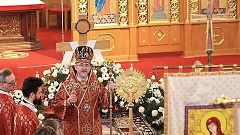 Bischof Bogdan Dzyurakh bei der Karfreitagsmesse in der ukrainischen Kathedrale Maria Schutz und St. Andreas in Untergiesing.