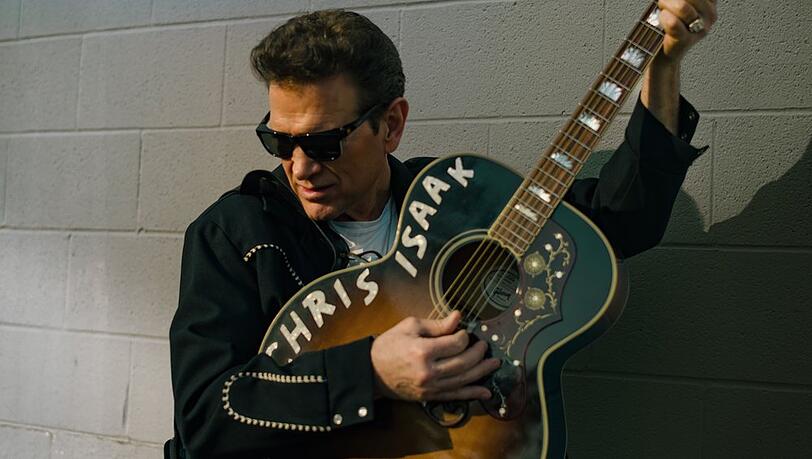 Chris Isaak kehrt im Sommer 2024 auf die Konzertbühnen in Deutschland zurück.