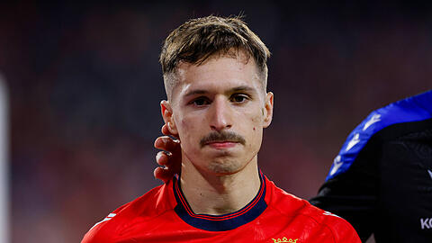 Bryan Zaragoza verletzt sich im Liga-Spiel beim FC Sevilla.