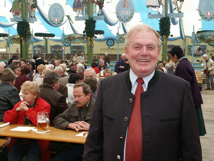Hermann Haberl in seiner Ochsenbraterei.1980 wechselte er dorthin, zuvor hatte er das Schützenzelt übernommen.