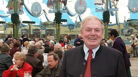 Hermann Haberl in seiner Ochsenbraterei.1980 wechselte er dorthin, zuvor hatte er das Schützenzelt übernommen.