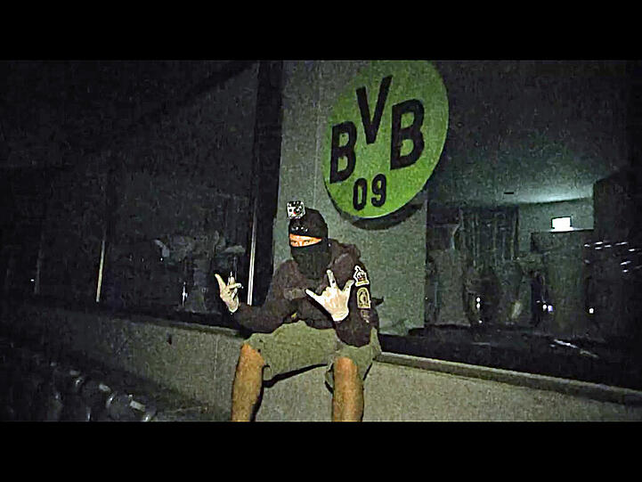 Fiese Attacke mitten ins Herz des FC Bayern: Vermummte dringen in die Allianz Arena ein und sprühen mit Spezial-Kreide das Logo des BVB an das Fenster einer VIP-Loge.