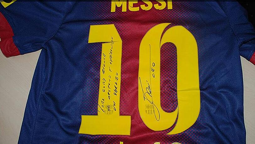 Lionel Messis Geschenk an den FC Bayern: Ein Messi-Trikot vom FC Barcelona mit handschriftlichen Grüßen an Gerd Müller. Lionel Messis Geschenk an den FC Bayern: Ein Messi-Trikot vom FC Barcelona mit handschriftlichen Grüßen an Gerd Müller.