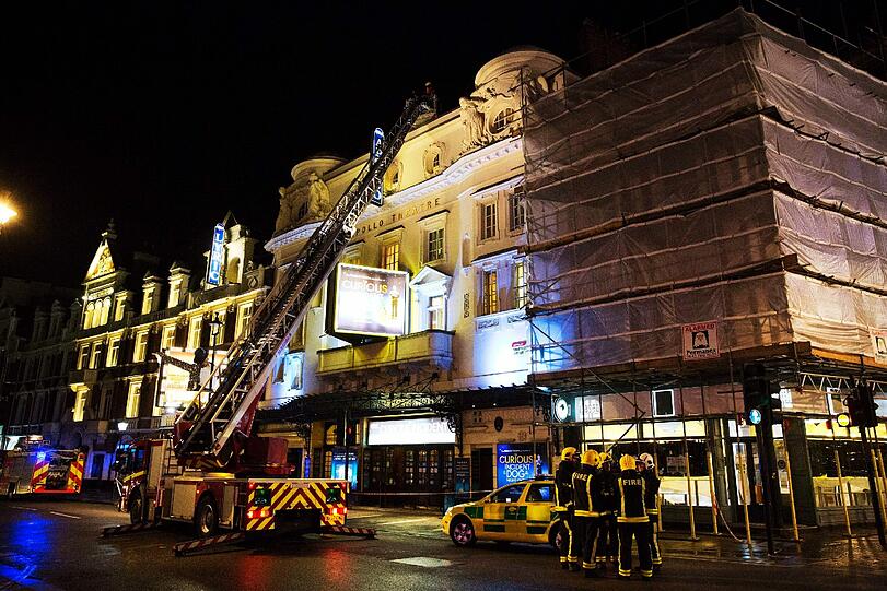 Sehen Sie hier mehr Bilder vom Rettungseinsatz im Londoner Apollo-Theatre in Londern von der Nacht zum Freitag.