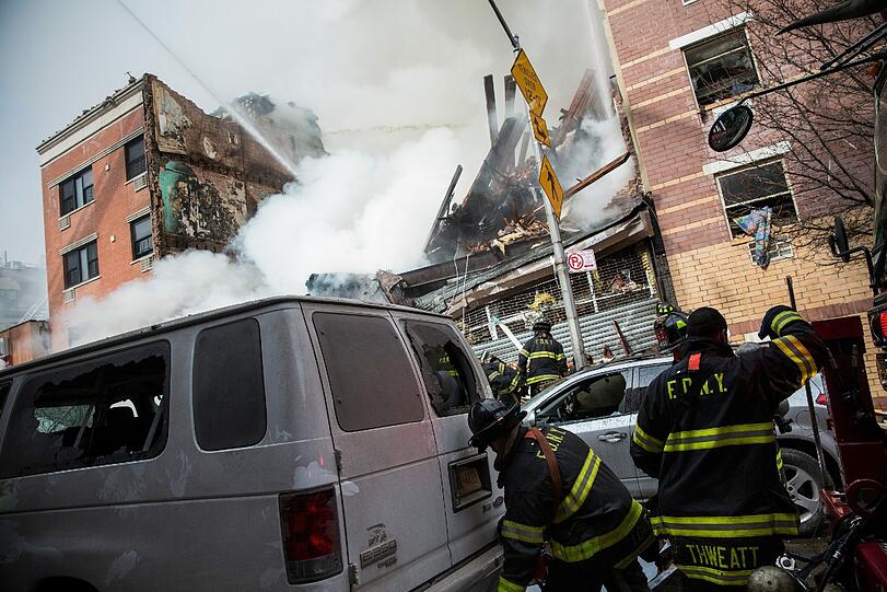 Auf Fernsehbildern war zu
sehen, wie dichte Rauchwolken über den Ruinen aufstiegen. Die Feuerwehr
kämpfte mit mehreren Kranwagen gegen die Flammen an.