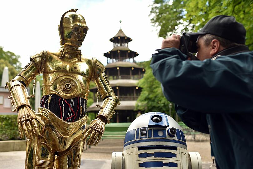 R2-D2 und C-3PO stehen im Englischen Garten. Die beiden Figuren wurden im Rahmen einer Promotion-Tour des Wachfiguren-Kabinetts von Madame Tussauds in der Öffentlichkeit aufgestellt.