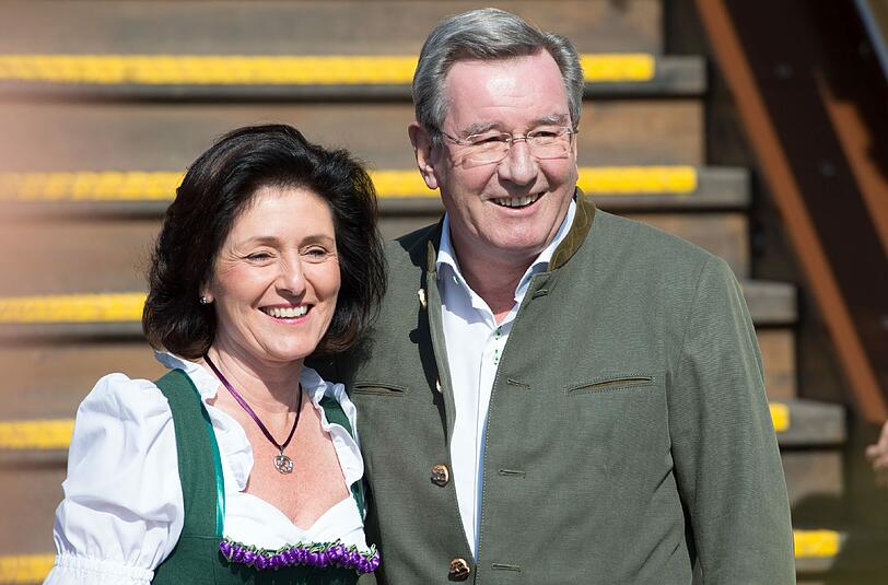 "FC Bayern"-Präsident Karl Hopfner mit Anne Kröhl auf der Wiesn.
