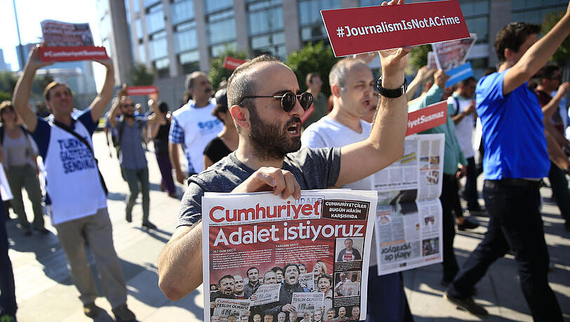 17 Mitarbeiter der regierungskritischen türkischen Zeitung müssen sich vor Gericht wegen Terrorunterstützung verantworten. 17 Mitarbeiter der regierungskritischen türkischen Zeitung müssen sich vor Gericht wegen Terrorunterstützung verantworten.