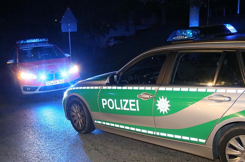 Der 25-Jährige war zunächst in seinem Fahrzeug eingeklemmt und kam dann mit schweren Verletzungen ins Krankenhaus Erding.