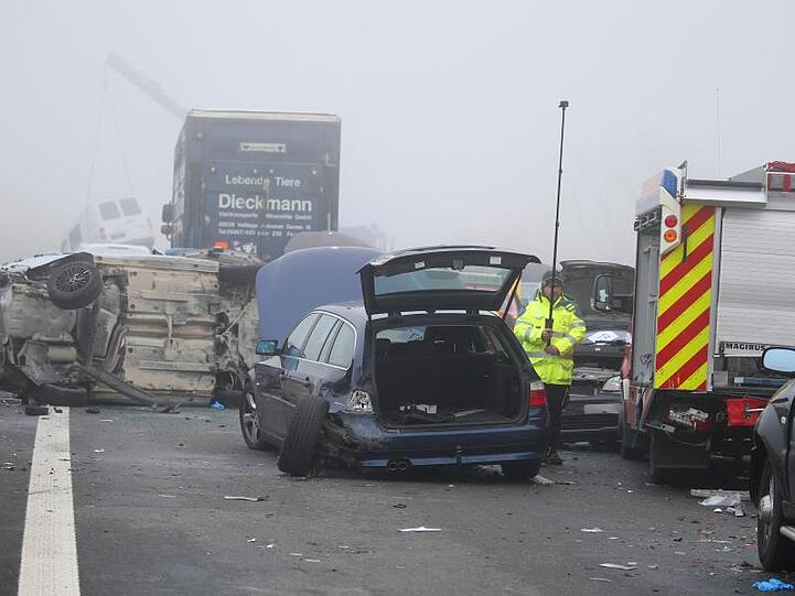 Mindestens 18 Fahrzeuge waren an dem Unfall beteiligt.