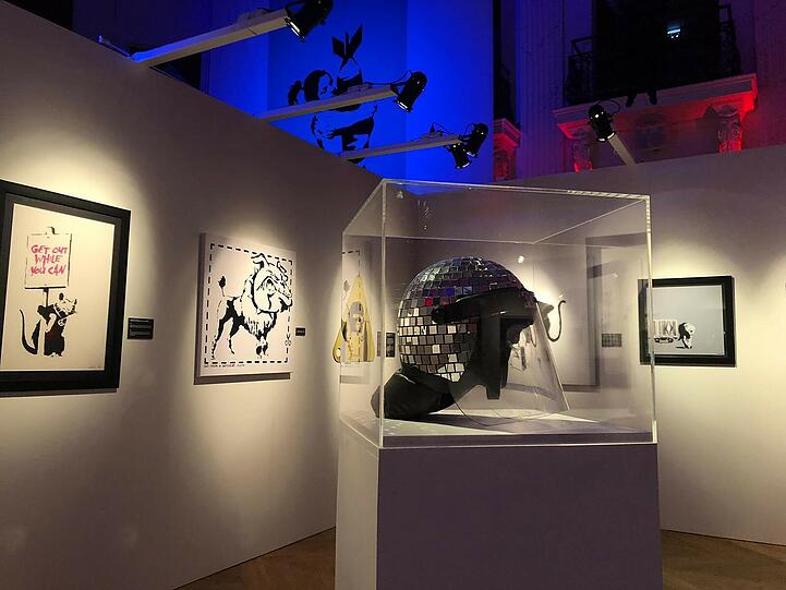 "The Mystery of Banksy – A Genius Mind" gibt dem Besucher in einem aufwändigen Setting einen umfassenden Überblick und Einblick in das Gesamtwerk des Ausnahmekünstlers Banksy.