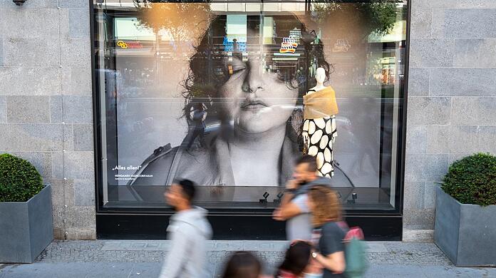 Ein Schaufenster des Berliner Luxuskaufhauses KaDeWe mit einem Foto der Autorin Hengameh Yaghoobifarah.