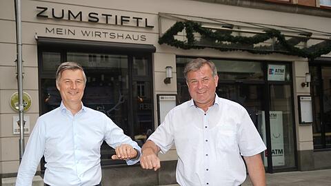 Der neue Pächter Archibald von Keyserlingk (l.) bei der Übergabe mit Lorenz Stiftl.