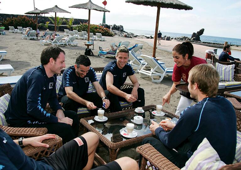 Kaffeerunde am Strand (von links):Markus Schroth, Danny Schwarz,Torben Hoffmann und Daniel Bierofka. (sampics/Augenklick)