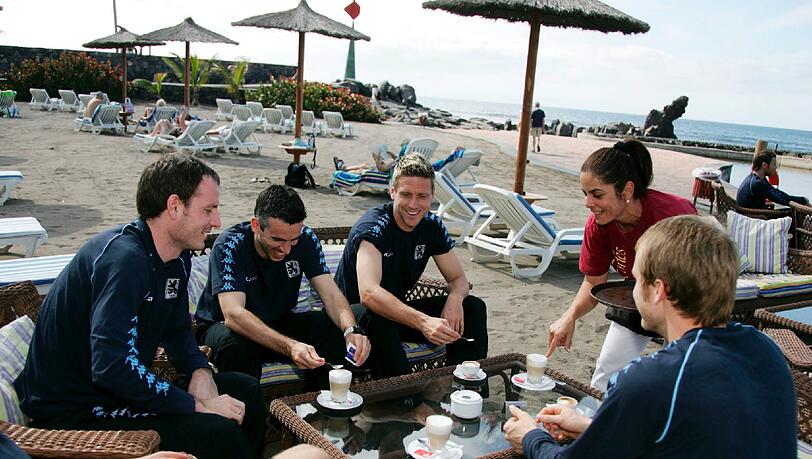 Kaffeerunde am Strand (von links):Markus Schroth, Danny Schwarz,Torben Hoffmann und Daniel Bierofka. (sampics/Augenklick) Kaffeerunde am Strand (von links):Markus Schroth, Danny Schwarz,Torben Hoffmann und Daniel Bierofka. (sampics/Augenklick)