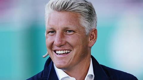 Der frühere Fußballer Bastian Schweinsteiger lacht.