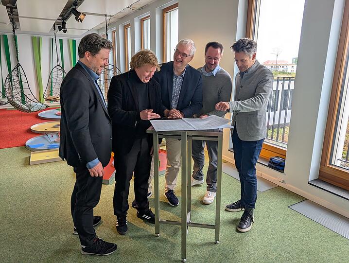 Tilman Dost (Intendant der Münchner Symphoniker, von li. nach re.), Adrian Sieber (Komponist), Wieland Holfelder (Google), Jakob Haas (Komponist) und Joseph Bastian (Dirigent) mit der Partitur von "The Twin Paradox" in der Münchner Google-Zentrale.
