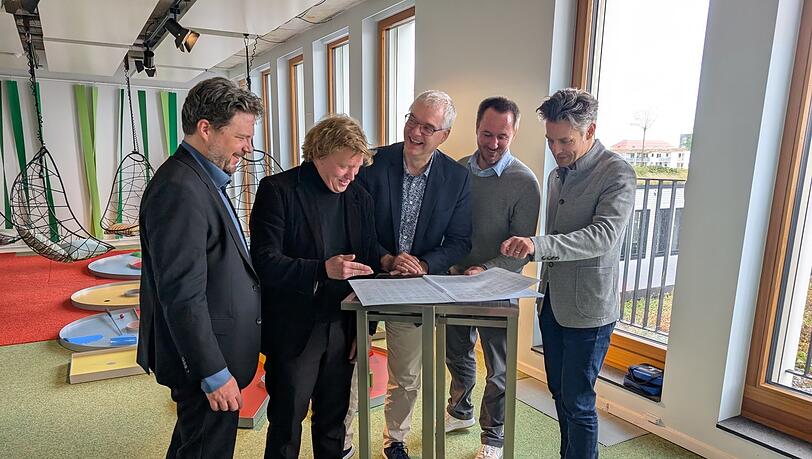 Tilman Dost (Intendant der Münchner Symphoniker, von li. nach re.), Adrian Sieber (Komponist), Wieland Holfelder (Google), Jakob Haas (Komponist) und Joseph Bastian (Dirigent) mit der Partitur von "The Twin Paradox" in der Münchner Google-Zentrale. Tilman Dost (Intendant der Münchner Symphoniker, von li. nach re.), Adrian Sieber (Komponist), Wieland Holfelder (Google), Jakob Haas (Komponist) und Joseph Bastian (Dirigent) mit der Partitur von "The Twin Paradox" in der Münchner Google-Zentrale.