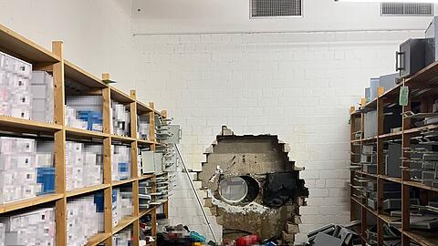 Zahlreiche Unterlagen liegen auf dem Boden des Tresorraums.