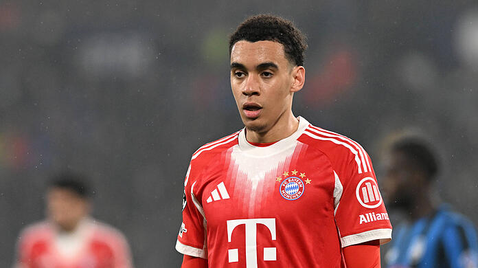 Der Marktwert von Jamal Musiala wurde nach seiner langen Verletzung erneut nach unten korrigiert. Der Marktwert von Jamal Musiala wurde nach seiner langen Verletzung erneut nach unten korrigiert.