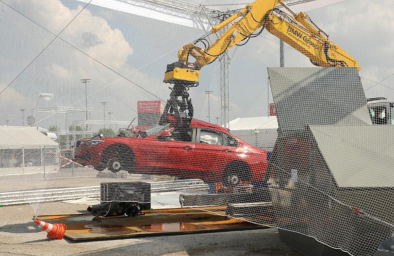das Noch-Auto wird hochgehoben und in Position gebracht.