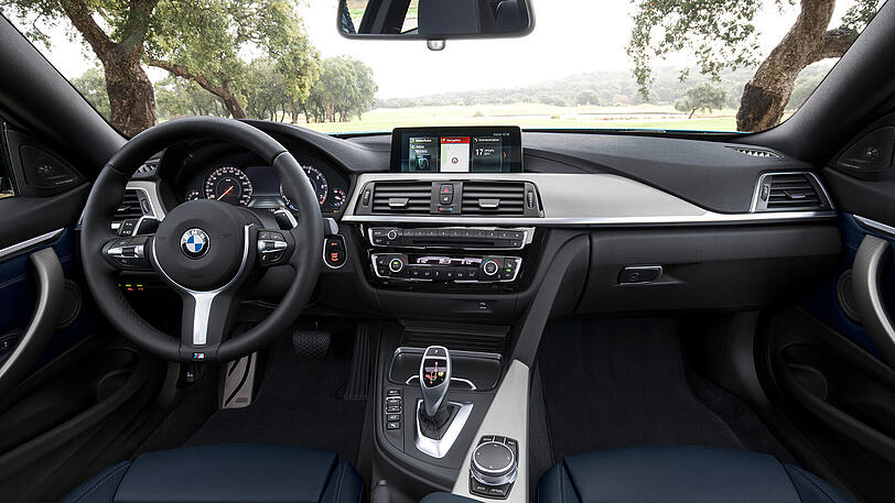 Zum Fahrer geneigt, modern und top verarbeitet: das Cockpit des neuen 4er.