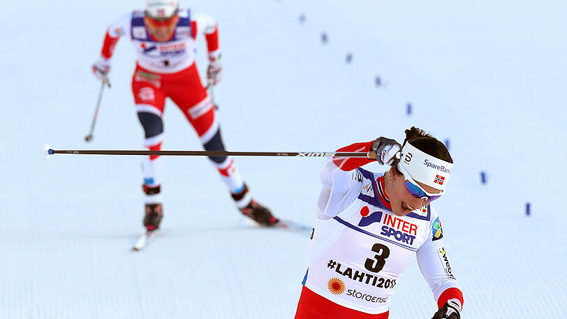 Marit Björgen reißt die Faust hoch - noch 'ne WM-Goldmedaille.