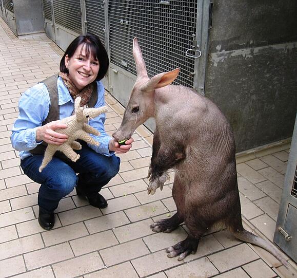 Die Referentin Astrid Parys mit einem Erdfekel.