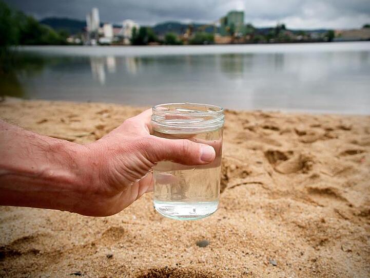 Ein Glas mit Wasser aus dem Sander Baggersee. Foto: Rene Ruprecht/Archiv