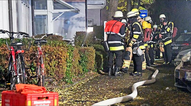 Der Kellerbrand in der Karwendelstraße hielt die Feuerwehr stundenlang in Atem. Bilder vom Einsatz am Samstagabend.