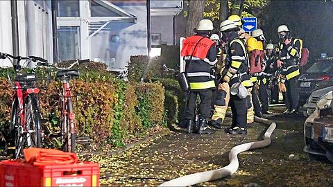 Der Kellerbrand in der Karwendelstraße hielt die Feuerwehr stundenlang in Atem. Bilder vom Einsatz am Samstagabend.