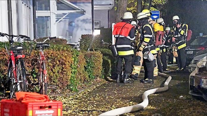 Der Kellerbrand in der Karwendelstraße hielt die Feuerwehr stundenlang in Atem. Bilder vom Einsatz am Samstagabend.