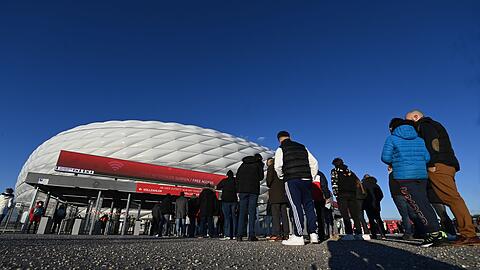 Die Fans stehen vor der Allianz Arena an.