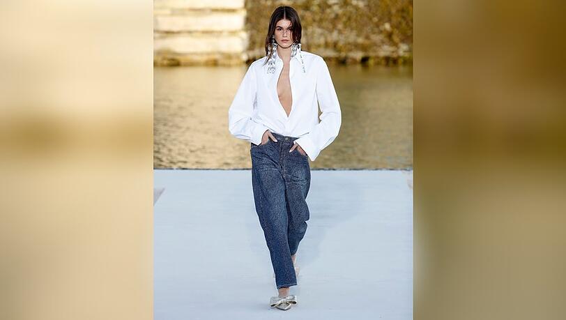 Topmodel Kaia Gerber im angesagten Jeans-Look bei der Couture-Show von Valentino in Paris.