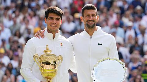 Arm in Arm: Carlos Alcaraz (l) und Novak Djokovic