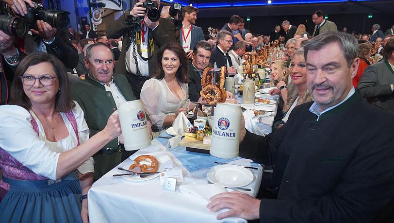 Landtagspräsidentin Ilse Aigner (CSU), stv. Ministerpräsident Hubert Aiwanger (FW), Landwirtschaftsministerin Michaela Kaniber (CSU), Ministerpräsident Markus Söder (CSU) und Ehefrau Karin. Landtagspräsidentin Ilse Aigner (CSU), stv. Ministerpräsident Hubert Aiwanger (FW), Landwirtschaftsministerin Michaela Kaniber (CSU), Ministerpräsident Markus Söder (CSU) und Ehefrau Karin.