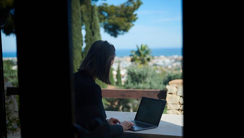 Wer während des Urlaubs arbeiten muss, denkt einer Umfrage zufolge eher über einen Jobwechsel nach. (Archivbild) Wer während des Urlaubs arbeiten muss, denkt einer Umfrage zufolge eher über einen Jobwechsel nach. (Archivbild)