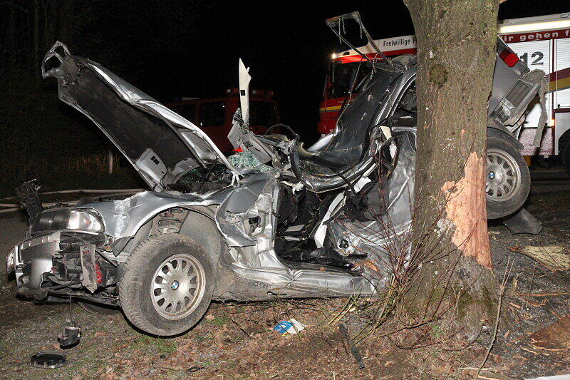 Er übersah dabei vermutlich das Auto des 22-Jährigen und streifte es mit seinem Wagen.