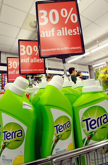 Der große Ausverkauf bei Schlecker: 30 Prozent auf Shampoo, Seife und Duschgel. Schnäppchenjäger bei der Pleite-Kette