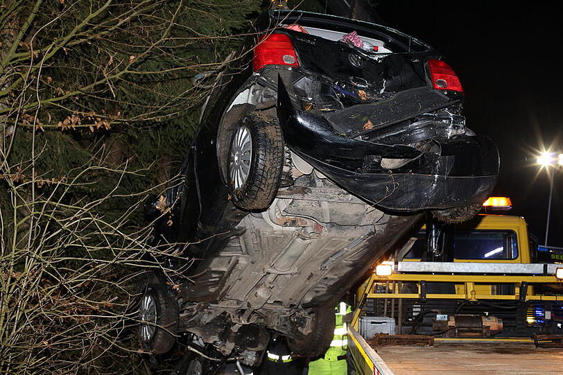 Unfassbares Glück hatte eine 19-Jährige, die diesen Unfall unverletzt überlebte.