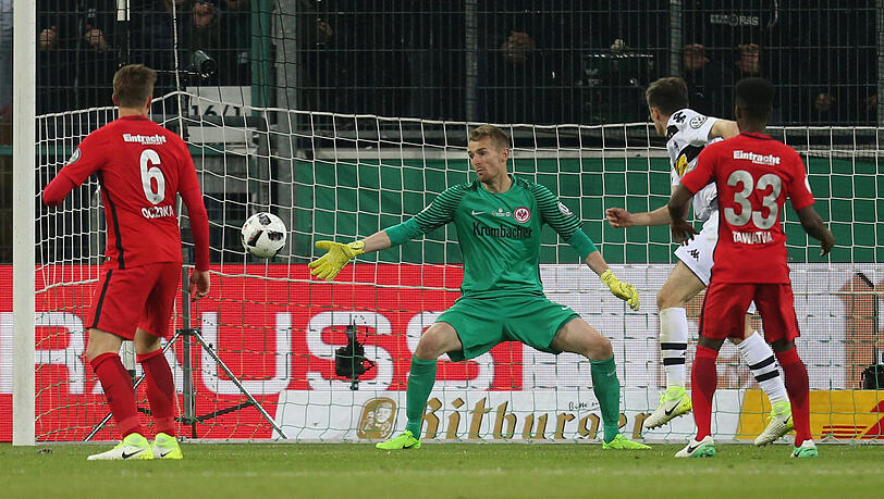 Gladbachs Jonas Hofmann (r., hinter Eintrachts Taleb Tawatha) macht das Tor zum 1:1. Gladbachs Jonas Hofmann (r., hinter Eintrachts Taleb Tawatha) macht das Tor zum 1:1.