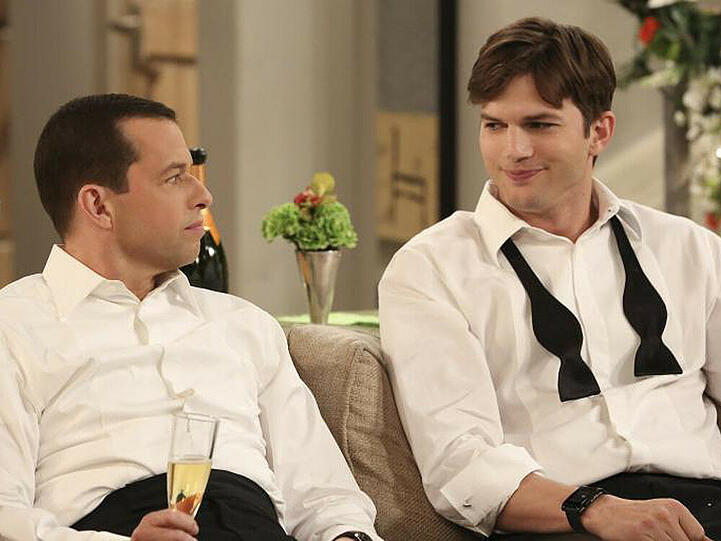 Alan (Jon Cryer, l.) und Walden (Ashton Kutcher, r.) lassen ihre gemeinsame Vergangenheit als Junggesellen noch einmal Revue passieren