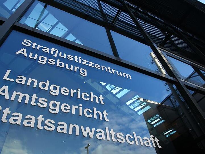 Das Strafjustizzentrum in Augsburg. Dort muss sich vor dem Landgericht eine 32 Jahre alte Frau verantworten, die im Sommer 2019 ihr neugeborenes Baby auf einer Wiese ausgesetzt haben soll.