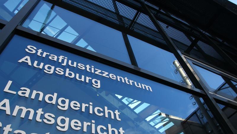 Das Strafjustizzentrum in Augsburg. Dort muss sich vor dem Landgericht eine 32 Jahre alte Frau verantworten, die im Sommer 2019 ihr neugeborenes Baby auf einer Wiese ausgesetzt haben soll. Das Strafjustizzentrum in Augsburg. Dort muss sich vor dem Landgericht eine 32 Jahre alte Frau verantworten, die im Sommer 2019 ihr neugeborenes Baby auf einer Wiese ausgesetzt haben soll.