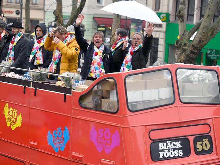 Die Kölner Band Bläck Fööss fährt zu ihrem 50-jährigem Bühnenjubiläum im Rosenmontagszug mit.