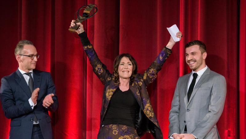 Iris Berben mit Ehrenpreis in Saarbrücken, neben ihr der Bundesaußenminister Heiko Maas (SPD - l) und ihr Schauspielerkollege Edin Hasanovic. Iris Berben mit Ehrenpreis in Saarbrücken, neben ihr der Bundesaußenminister Heiko Maas (SPD - l) und ihr Schauspielerkollege Edin Hasanovic.