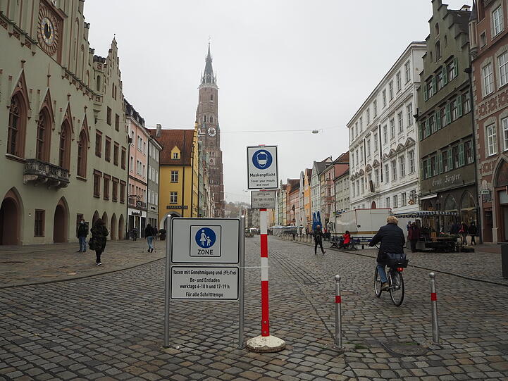 Direkt vorm Rathaus ist Fußgängerzone; und seit Samstag auch die Zone, in der die Maskenpflicht im Freien gilt. Sie erstreckt sich über die Alt- und Neustadt samt Isarpromenade und Postplatz.