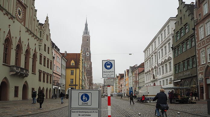 Direkt vorm Rathaus ist Fußgängerzone; und seit Samstag auch die Zone, in der die Maskenpflicht im Freien gilt. Sie erstreckt sich über die Alt- und Neustadt samt Isarpromenade und Postplatz.